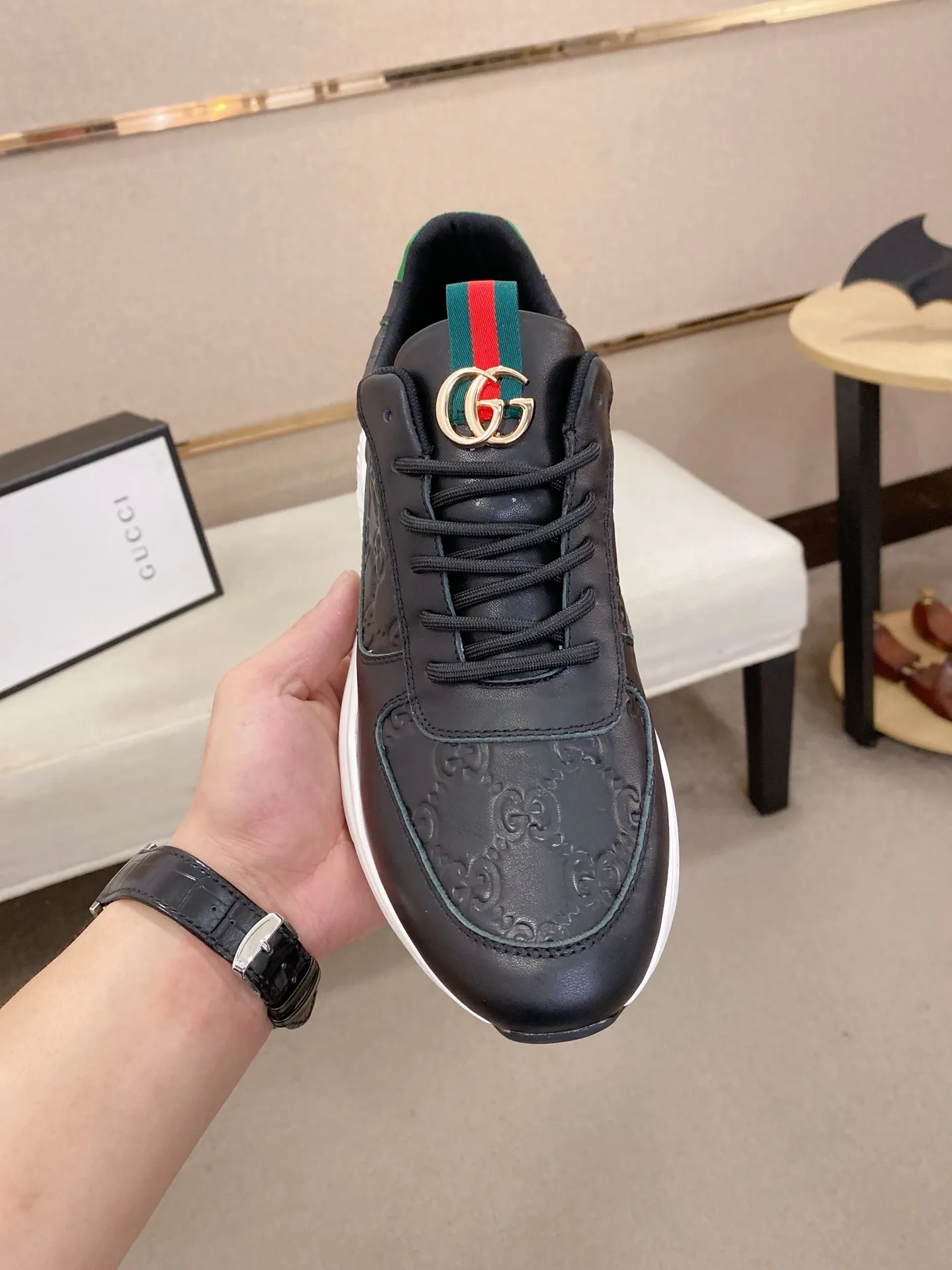 Men's shoes 💰 462💰The new GUCCI (Gucci) counters are launched simultaneously. The new men's shoes, 😘fabrics are selected from imported cowhide, and the lining is sheepskin lining. 👍🏿 High-end ☄️ air-cushion molded anti-slip rubber outsole, exquisite lines, simple and elegant, comfortable and high-end for leisure travel. Code number: 38 to 44 (45 can be customized and cannot be returned or exchanged)
